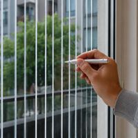 Esas rayas blancas que ves cada vez más en las ventanas no son arte ni suciedad: cumplen un trabajo muy concreto