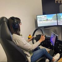 En Alemania tu coche de alquiler llegará solo: lo conducirá un ‘gamer’ desde un simulador con tres pantallas