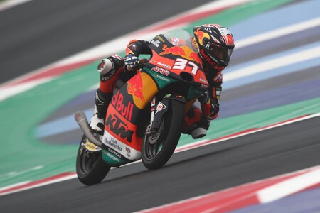 ¡Ya está! Pedro Acosta se proclama campeón del mundo de Moto3 en Portimao con solo 17 años
