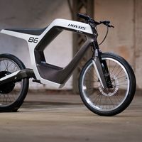 Novus: una nada asequible mezcla de moto eléctrica y bici con 97 km/h de velocidad punta y casi 100 km de autonomía