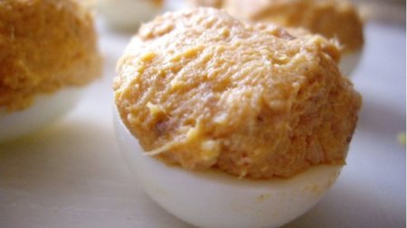 Huevos rellenos de atún y arroz. Receta Saludable