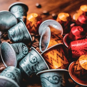 El organizador de cápsulas que no ocupa espacio y las mantiene ordenadas fácilmente en cualquier rincón de la cocina