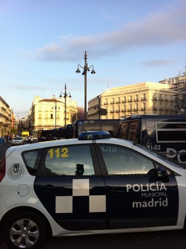 La policía toma Sol. Desmantelado el puesto de información del 15-M. La suciedad política sigue en los despachos