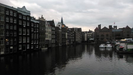 ¿Qué es lo más turístico que se puede hacer en Amsterdam? Recorrer sus canales en crucero