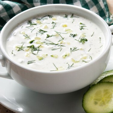 Fresco, fácil y griego: aprende a preparar tzatziki con solo 4 ingredientes