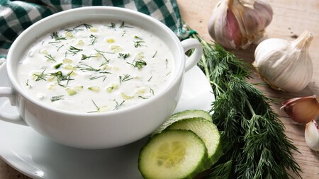 Fresco, fácil y griego: aprende a preparar tzatziki con solo 4 ingredientes