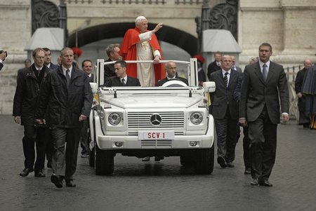 El Papamovil se electrifica, nuevos tiempos en el Vaticano