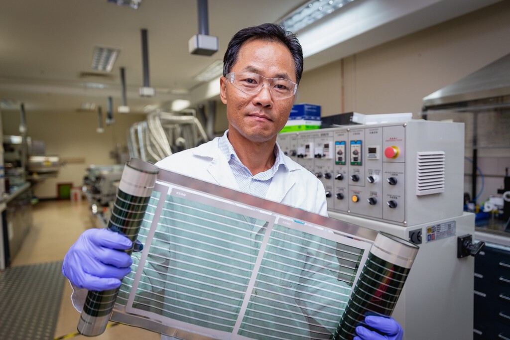 Parecen de ciencia ficción, pero estos futuristas paneles solares se imprimen como si fuera un periódico y pueden enrollarse 