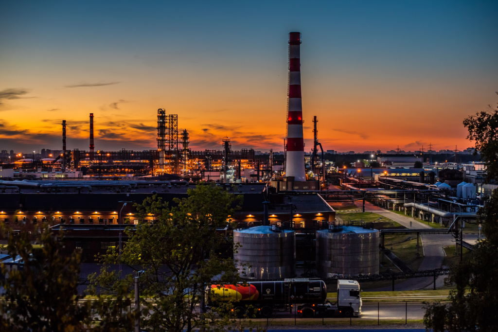 El petróleo ruso nunca dejó de llegar a Europa y este alemán de 30 años lo sabe bien porque ha ganado millones jaleando el sistema