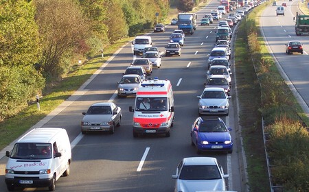 Los corredores de emergencia para ambulancias van a ser obligatorios en España