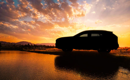 La quinta generación del Toyota RAV4 nos insinúa sus formas en este primer teaser