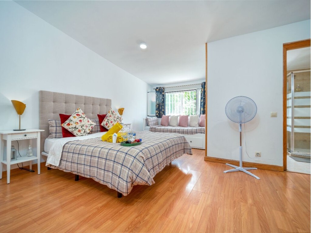 Ni delante de la cama ni del sofá: los expertos en climatización explican dónde colocar el ventilador para refrescar la casa