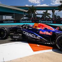 Hace 20 años la F1 permitió que Red Bull comprase dos equipos. Ahora tiene un gran problema y ninguna solución 