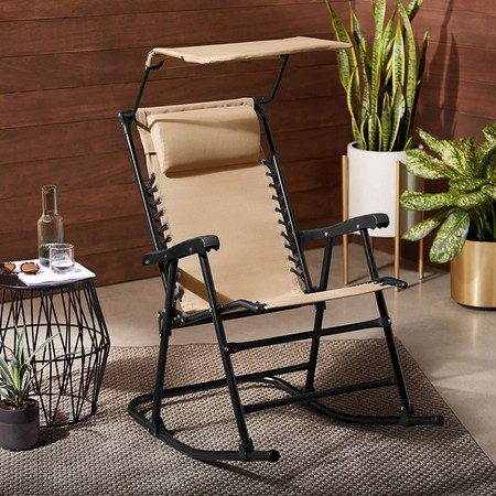 La mecedora más vendida de Amazon es perfecta para terrazas y piscinas: hoy está en oferta por 55,79 euros