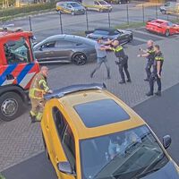 Salvaba sus Ferrari y otros coches gordos de un incendio, hasta que apareció la policía local: le gasearon con spray de pimienta y le arrestaron