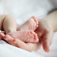 "Las dos hemos gestado a nuestro bebé": nace el primer bebé de Europa cuyas madres compartieron el embarazo 