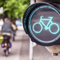 La Guardia Civil recuerda cómo se debe cruzar un paso de peatones con la bicicleta