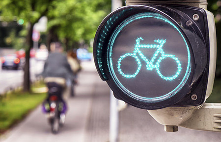 La Guardia Civil recuerda cómo se debe cruzar un paso de peatones con la bicicleta