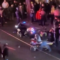 Un policía en moto intentó hacer un caballito en un desfile navideño y se acabó llevando a once civiles por delante. Ahora tiene un enorme problema 