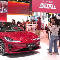 China estaba vendiendo autos más baratos de lo que costaba fabricarlos. Ahora su mercado está colapsando y el gobierno entra en alarma