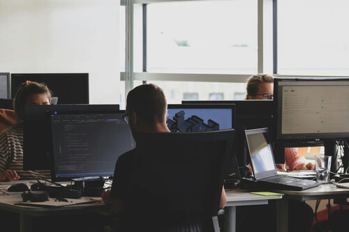 Desenvolvedores experientes levam mais tempo para produzir se utilizam ferramentas de IA, diz estudo / Imagem: Sigmund (Unsplash)