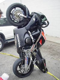 ¿Deben las motos aparcar en la acera?