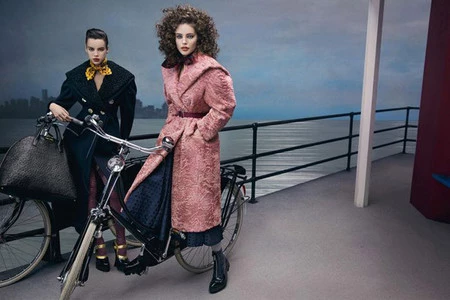 La moda estilo "beatnik" de Miu Miu en la nueva campaña firmada por Inez & Vinoodh
