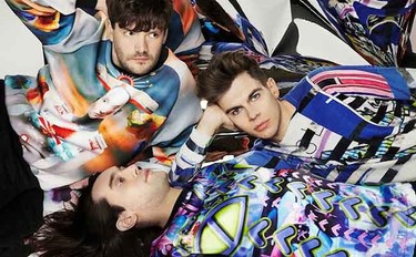 Klaxons nos ayudan a superar el miedo a volar y a las abducciones con 'Show Me A Miracle'