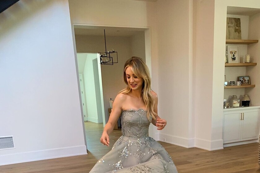 Kaley Cuoco se transforma en la Cenicienta moderna para acudir a los(01)