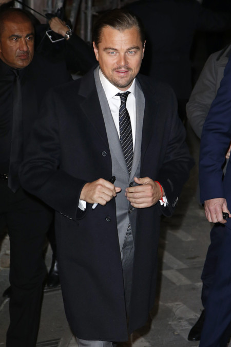 El extraño caso de los pantalones arrugados de Leonardo DiCaprio en el estreno de The Revenant en París