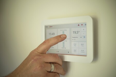 Si apostaste por calefacción eléctrica en casa, malas noticias: es muy probable que la bajada del IVA de la luz no sea para ti