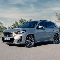 He probado el BMW iX1 eDrive20 y tengo una conclusión clara: es un SUV eléctrico excelente al que le falla justo lo que más importa cuando viajas