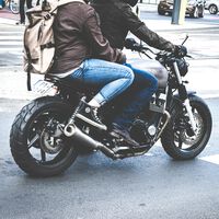 Multa pesada: motos com passageiros foram proibidas nesta capital vizinha ao Brasil 