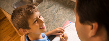 Un padre acampa 16 días frente a una escuela para inscribir a su hijo