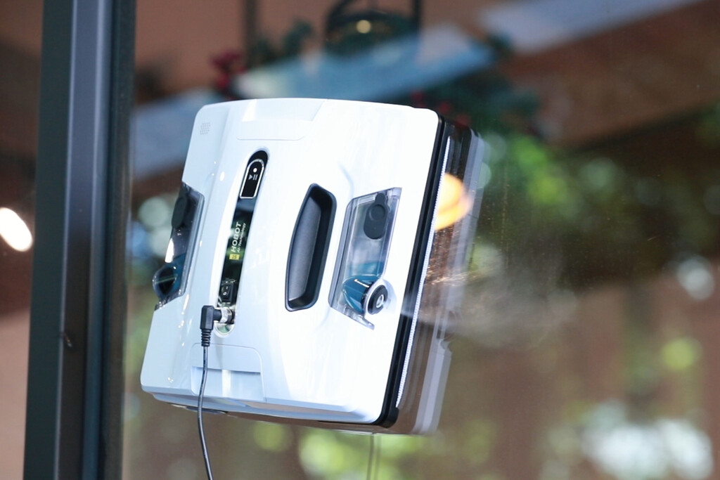 "Cuando veo un robot humanoide, me acojona": así es Smarttek, la empresa gallega que lidera el segmento de los robots limpiacristales