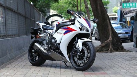 Motorpasión a dos ruedas: Honda CBR1000RR 2012, mucho ruido y pocas nueces
