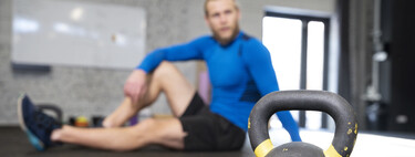 Soy entrenador personal y estos son los seis ejercicios que más ganan al usar pesas rusas y pierden con las mancuernas