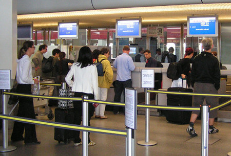 Denuncian a compañías low-cost por cobrar equipaje