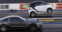 ¿Quieres ver cómo este smart gana a un Shelby Mustang?