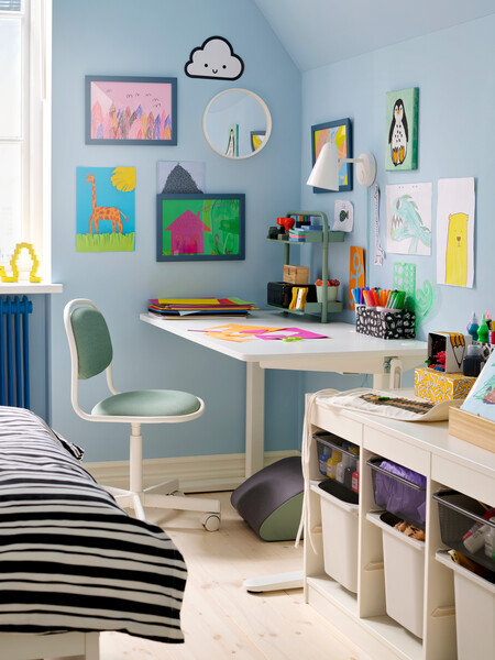 Rincón de estudio y dibujo en un dormitorio infantil