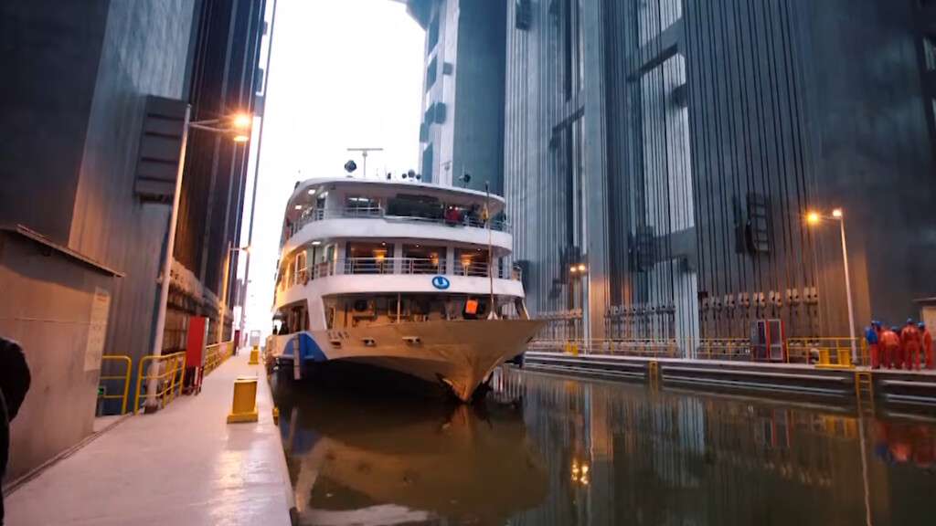 Al inundar ciudades enteras para represar su río más grande, China ha obligado literalmente a sus barcos a ascender en ascensor