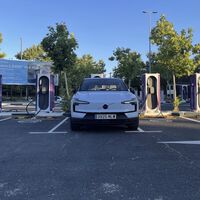 En España hay suficientes cargadores para el coche eléctrico: lo que nos falta es repartir mejor su tiempo de uso