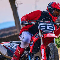 Buenas noticias: Marc Márquez ha vuelto a subirse a la moto, y parece no haberse hecho daño. Su regreso está más cerca 