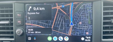 Este es el navegador para Android Auto que le recomendaría a mi padre: gratis, con mapas offline y una interfaz sencillísima 