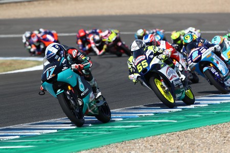 John McPhee lidera los segundos entrenamientos libres de Moto3 pero Raúl Fernández es el más rápido
