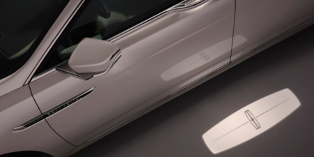 2017 Lincoln Continental Approach Light 01