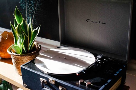 Pull&Bear no sólo es estilo, sino también música con su colección de tocadiscos y vinilos para ponerle ritmo a la primavera