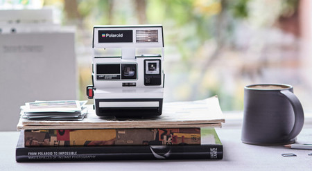 Polaroid 600 Camera - Two-Tone Black & White, una instantánea de edición exclusiva para nostálgicos
