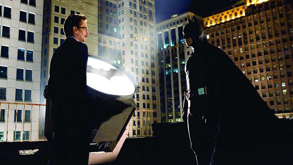 Pausa Batman Begins a las 2 horas con 10 minutos y 25 segundos y descubrirás cómo el Joker ya dominaba Gotham desde la primera película 