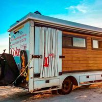 Una pareja camperizó un viejo camión de Coca-Cola para recorrer Australia. Lo vendieron en menos de dos meses